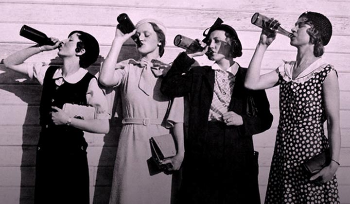 femmes buvant la bière dans les années  30